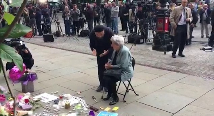 Scenă incredibilă în Manchester. Ce i-a spus un imam musulman unui evreu care se ruga pentru victime