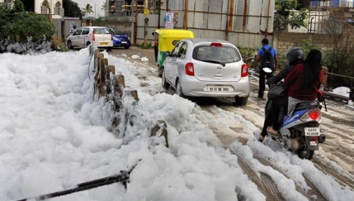 O spumă toxică inundă străzile din India. Cauza acestui bizar fenomen,mai gravă decât s-ar fi crezut