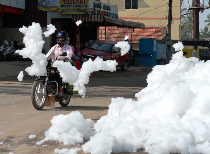 O spumă toxică inundă străzile din India. Cauza acestui bizar fenomen,mai gravă decât s-ar fi crezut