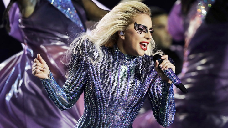 Lady Gaga, îmbrăcată din cap până-n picioare de un designer român. Despre cine este vorba