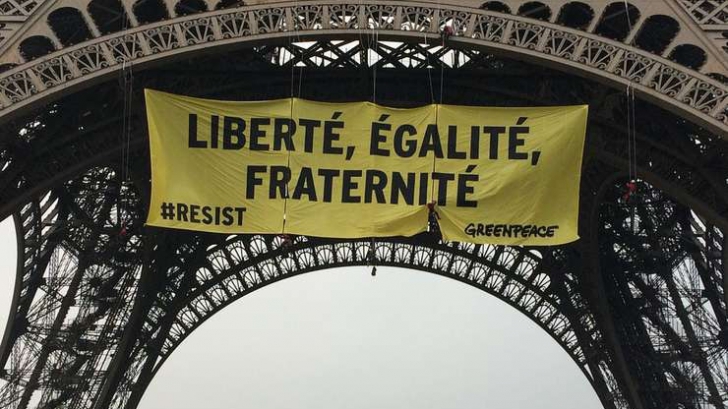 ALEGERI FRANȚA. Mesajul anti-Le Pen apărut pe Turnul Eiffel înaintea scrutinului de duminică