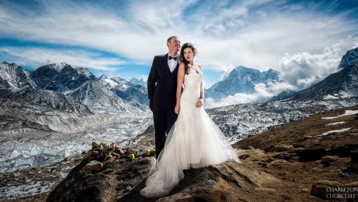 Cele mai SPECTACULOASE fotografii de nuntă - au escaladat Himalaya pentru ele!