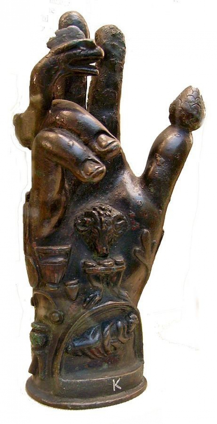 Mâna lui Sabaziu, cel mai ciudat obiect de cult. Semnificaţia ei este un mister