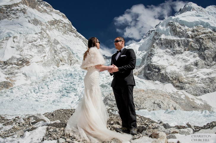 Cele mai SPECTACULOASE fotografii de nuntă - au escaladat Himalaya pentru ele!