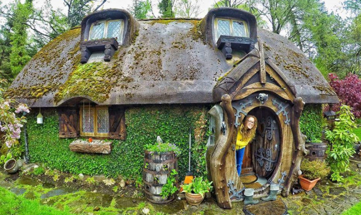 Cel mai mare fan "Lord of the Rings" şi-a construit casa identică cu cea a unui HOBBIT