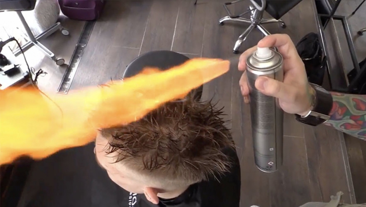 IREAL! Acest frizer are o metodă INCENDIARĂ de a tunde părul. Ai încerca așa ceva?