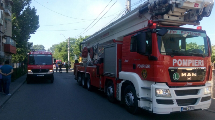 Incediu de amploare, în București: Pompierii intervin cu șase autospeciale! Un bărbat, rănit