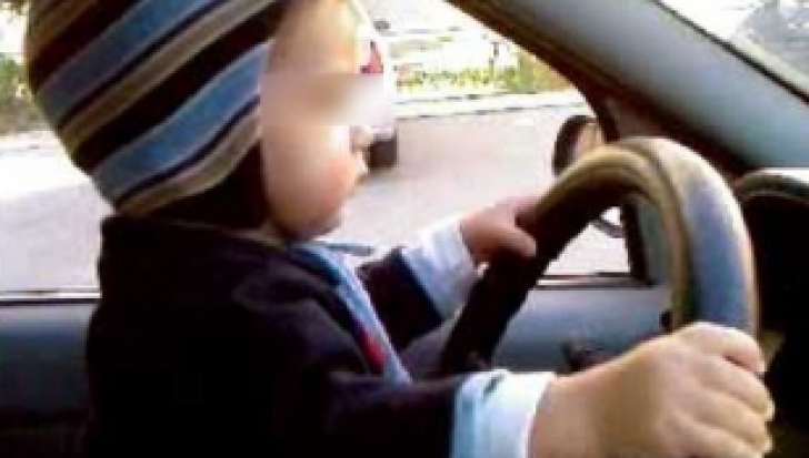 Inconștiență! Un bebeluș a fost surprins la volan în Mamaia