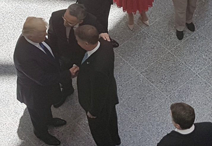 Klaus Iohannis, prima întrevedere oficială cu Donald Trump. Cum au fost surprinşi la Bruxelles