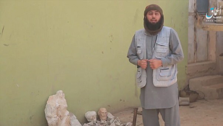 Imagini scandaloase! Un militant ISIS s-a filmat în timp ce distrugea comorile antice ale Siriei