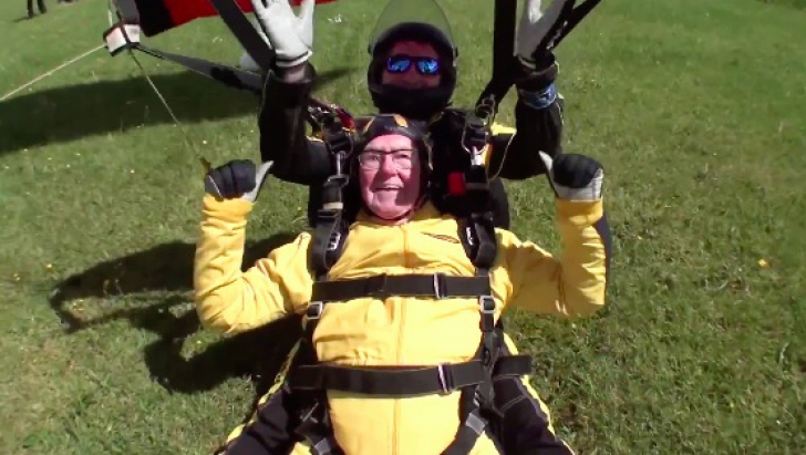Record mondial nemaiîntâlnit! Cel mai vârstnic parașutist are 101 ani. A cucerit toate recordurile 