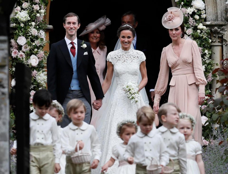 Ce ţinută a purtat Kate Middleton la nunta surorii sale. Invitaţii au rămas plăcut surprinşi