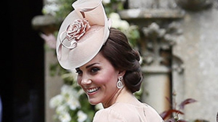 Ce ţinută a purtat Kate Middleton la nunta surorii sale. Invitaţii au rămas plăcut surprinşi