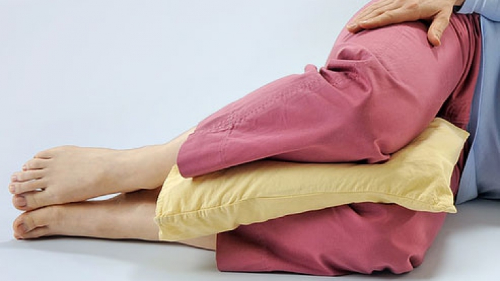 De ce este bine să dormim cu o pernă între genunchi