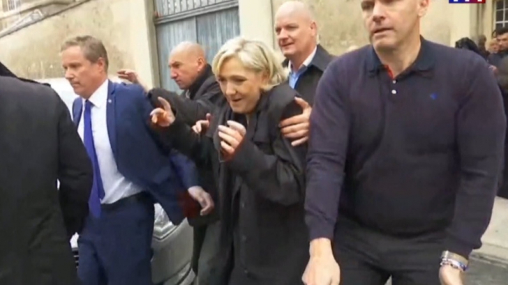 Le Pen, huiduită și evacuată pe ușa din spate din catedrala regilor Franței în ultima zi de campanie
