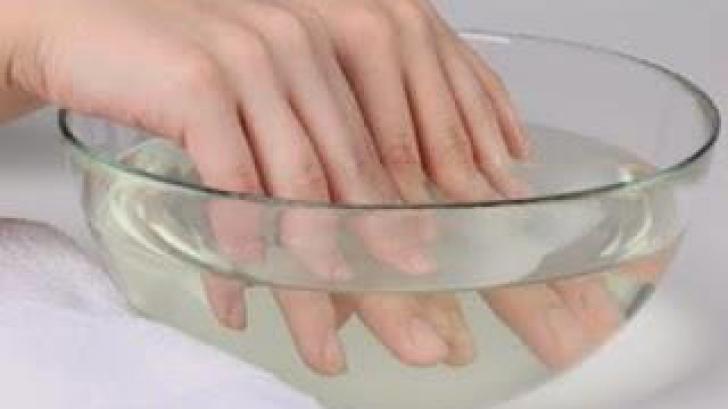 Ce se întâmplă dacă ții mâinile în oțet cu apă? 
