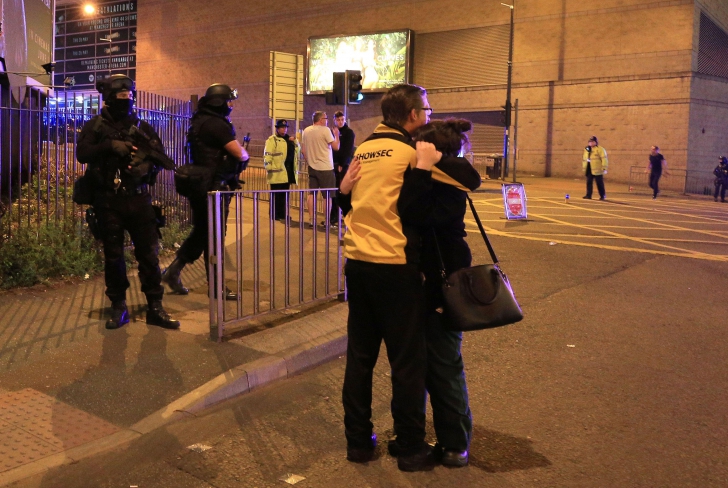 Momente dramatice după atacul din Manchester. Primele imagini de la fața locului