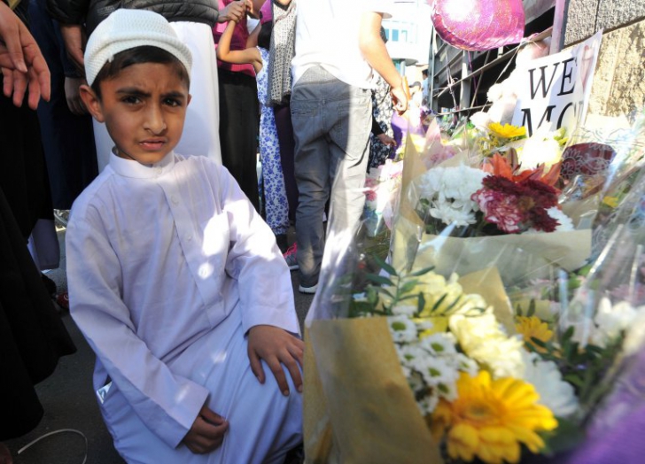Omagiu tulburător! Sute de copii musulmani pe străzile din Manchester în memoria victimelor