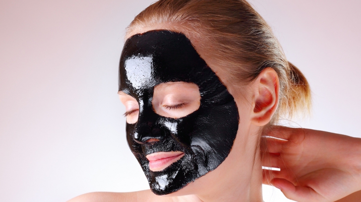 Cât de mult te costă să îți faci acasă masca neagră pentru piele? Efectele sunt INCREDIBILE