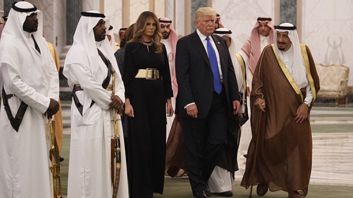 Apariţie şocantă a Melaniei Trump în Arabia Saudită! Ce nu a respectat prima doamnă a Americii