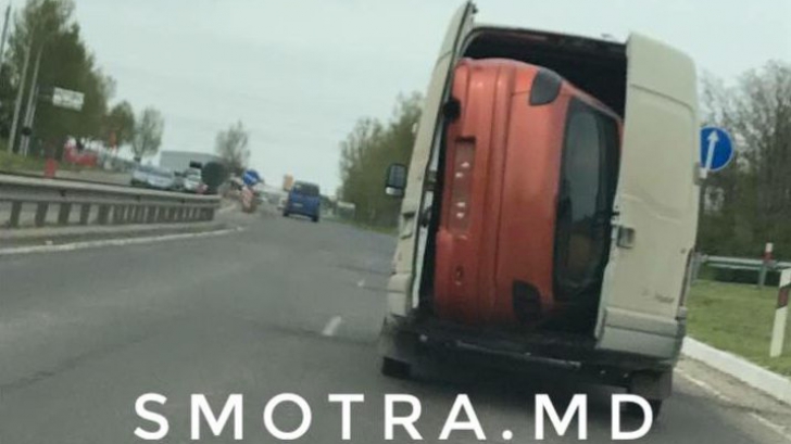Imagine INCREDIBILĂ. O probă de ingeniozitate - ce transportă moldovenii într-un microbuz