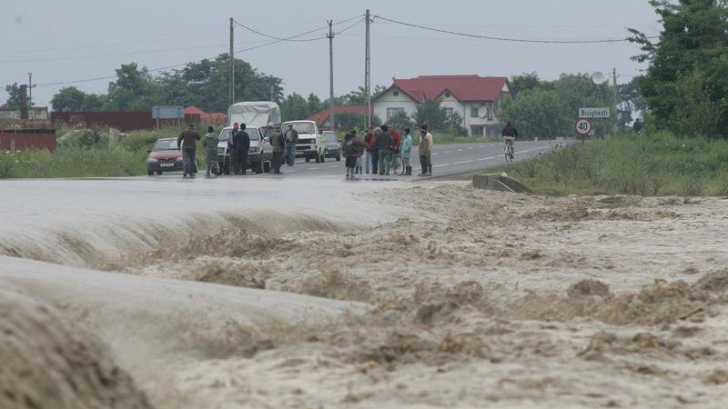 COD GALBEN de inundații în județul Gorj. Lista cu râurile care pot produce dezastru