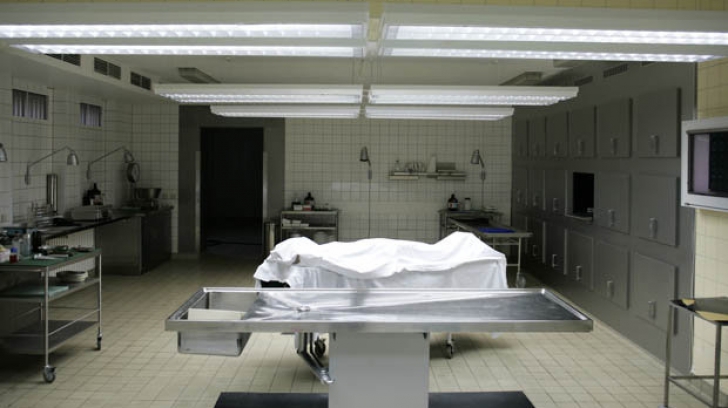 Un deţinut declarat decedat s-a trezit la viaţă la autopsie