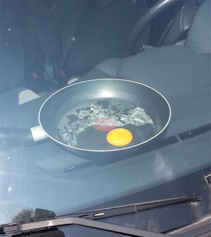A pus o tigaie cu un ou în maşină şi a lăsat-o aşa 15 minute!Mesajul tulburător pe care l-a transmis