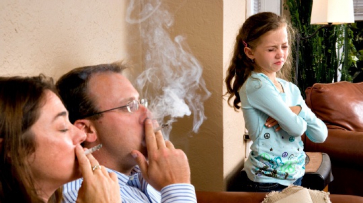 Aviz ŞOC pentru părinţii fumători - simpla ATINGERE poate dăuna copilului 
