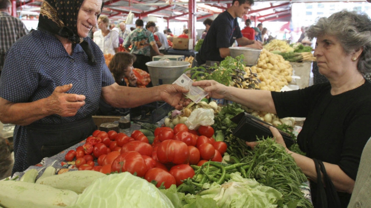 Metoda prin care românii pot fi păcăliţi în piaţă când cumpără legume şi fructe. Mare atenţie!