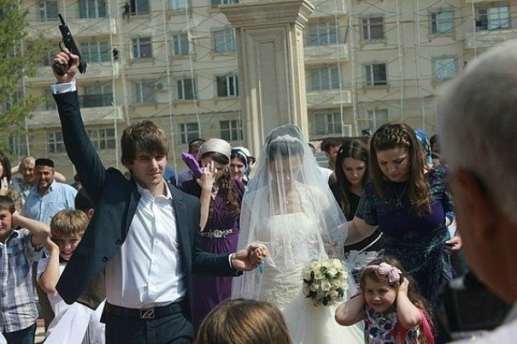 Moment HORROR la o nuntă din Rusia. Mirele a scos deodată PISTOLUL din buzunar şi...