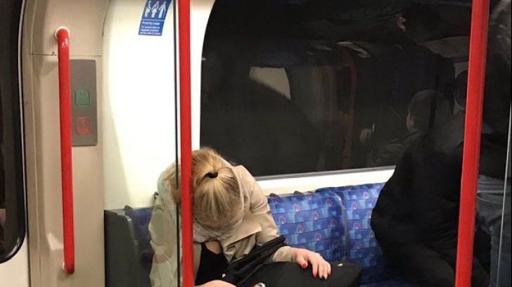 A adormit în trenul de metrou. Când s-a trezit, toți călătorii râdeau în hohote. Ce făcuse
