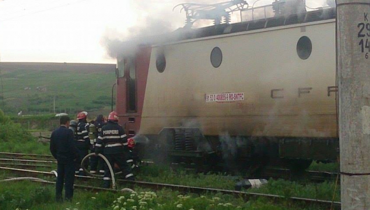 Locomotivă în flăcări în judeţul Tulcea. Incendiul a izbucnit din cauza unor defecţiuni 