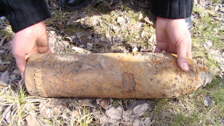 Proiectil exploziv descoperit în Giurgiu într-un lan de floarea soarelui 