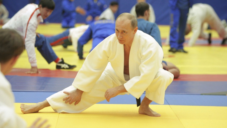 Vladimir Putin a căzut în timpul unui meci la hochei 