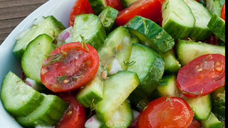 Cum slăbești cu salată de roșii și castraveți