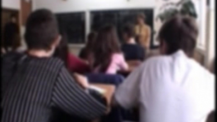 Scandal uriaş la o şcoală din Iaşi. O învăţătoare a fost filmată în timp ce lovea doi elevi 