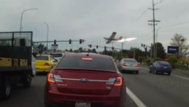 Șocant! Un avion s-a prăbușit pe o șosea din SUA