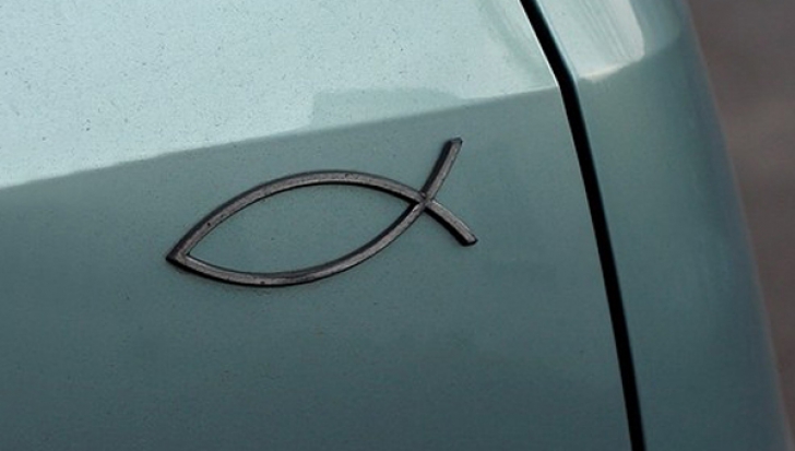 Aţi văzut până acum acest simbol pe maşini? Iată ce semnificaţie are, de fapt!