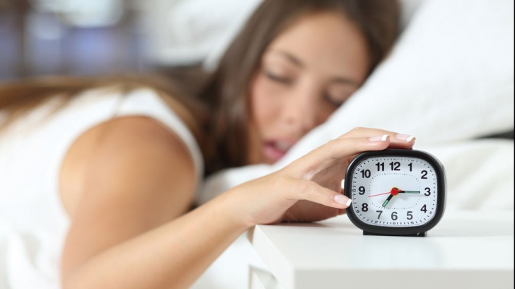 Somnul prelungit în weekend nu rezolvă oboseala de peste săptămână. Iată de ce