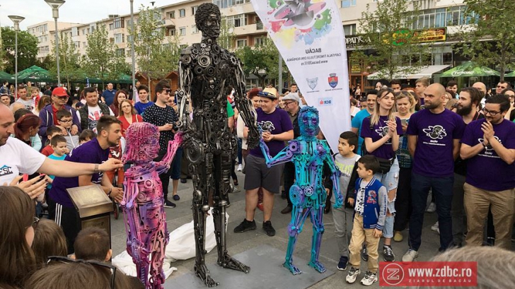 George Bacovia are o nouă statuie în Bacău. Trecătorii au fost şocaţi când au văzut monumentul