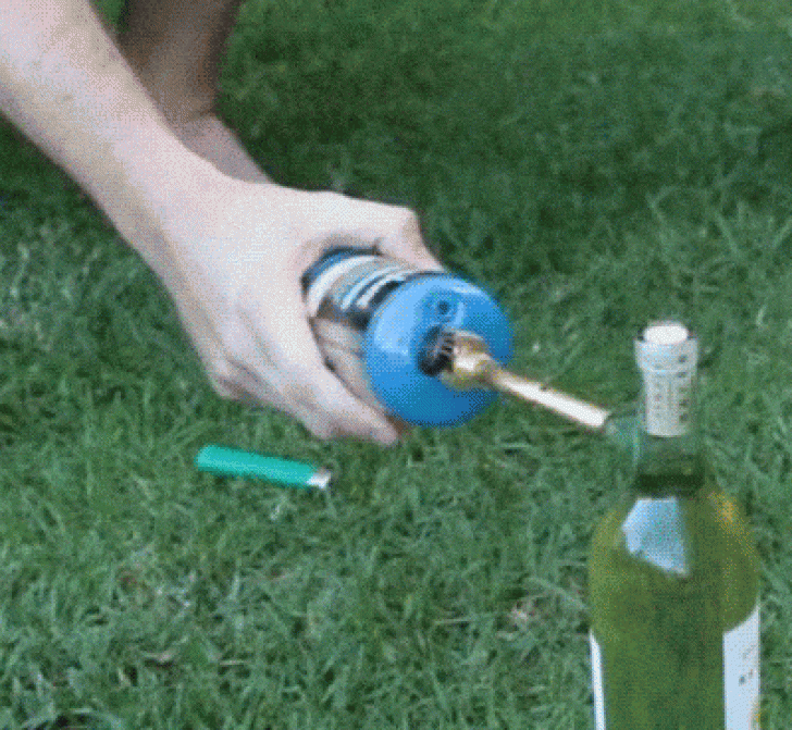 O nouă metodă face furori. Cum să deschizi o sticlă de vin fără nicio unealtă specială