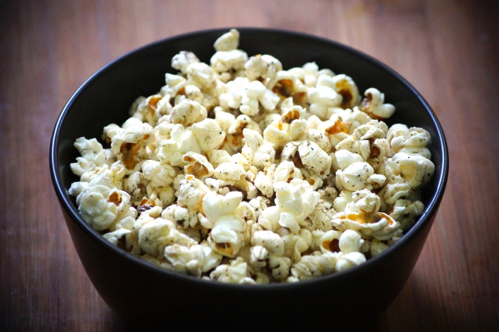 Cât de nesănătos este popcornul la microunde. Nu o să mai mănânci niciodată