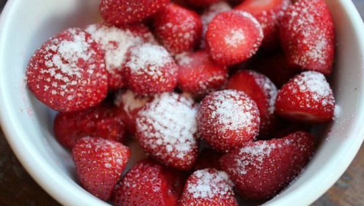 Mănânci căpșuni cu zahăr? Iată ce se întâmplă în organismul tău când consumi această combinație