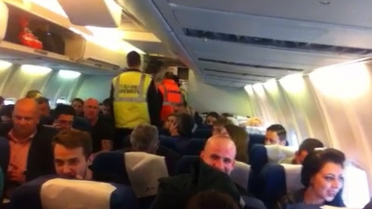 Doi pasageri au fost dați afară dintr-un avion TAROM după ce au făcut scandal