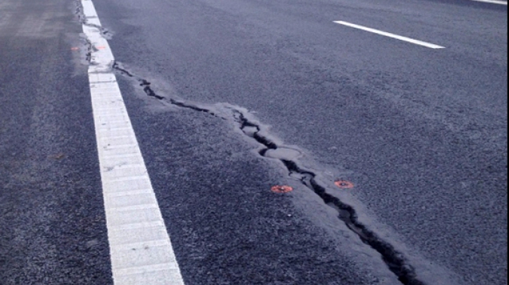 Salvarea șoselelor din România: Asfaltul care se repară singur! Cum funcționează