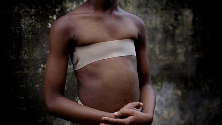 Milioane de fetiţe sunt torturate de propriile mame! Practica şocantă din triburile din Africa