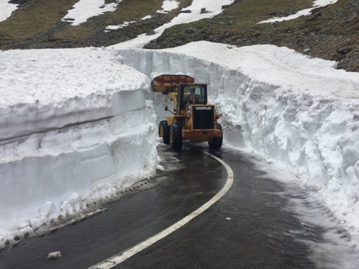 Localitatea din România unde autorităţile se luptă cu nămeţii de zăpadă 