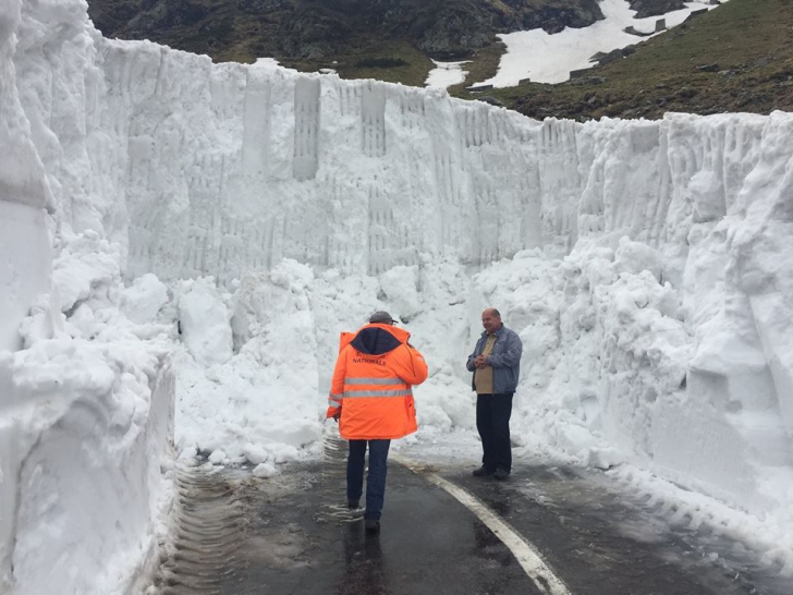 Localitatea din România unde autorităţile se luptă cu nămeţii de zăpadă 