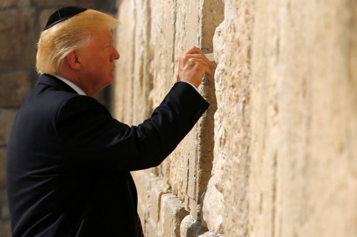Donald Trump, primul președinte american care s-a rugat la Zidul Plângerii